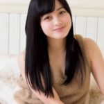 橋本環奈：「ヤンマガ」グラビアで可愛すぎるネコに変身　胸元チラ見せも